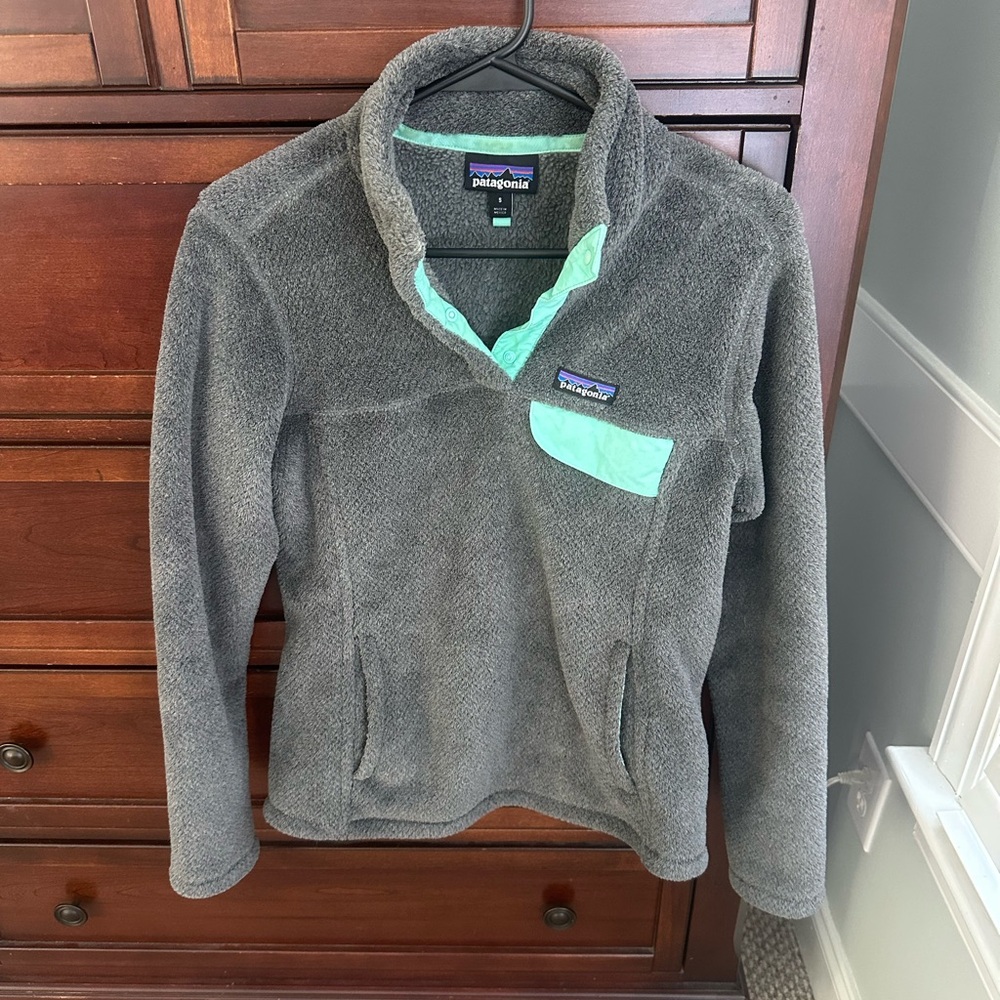 Women’s Patagonia retool snap pullover in gray and green size S